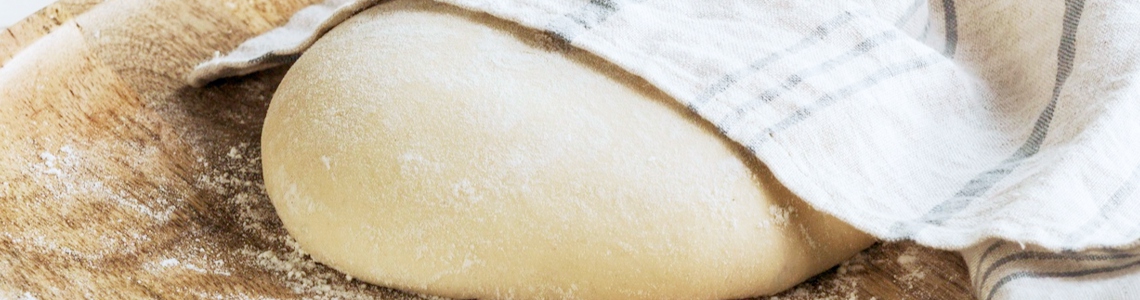 Che cosa significa mettere a lievitare il pane coperto con "teli di plastica"?