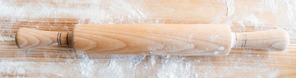 Che cosa significa stendere l'impasto su un "tavolo infarinato"?