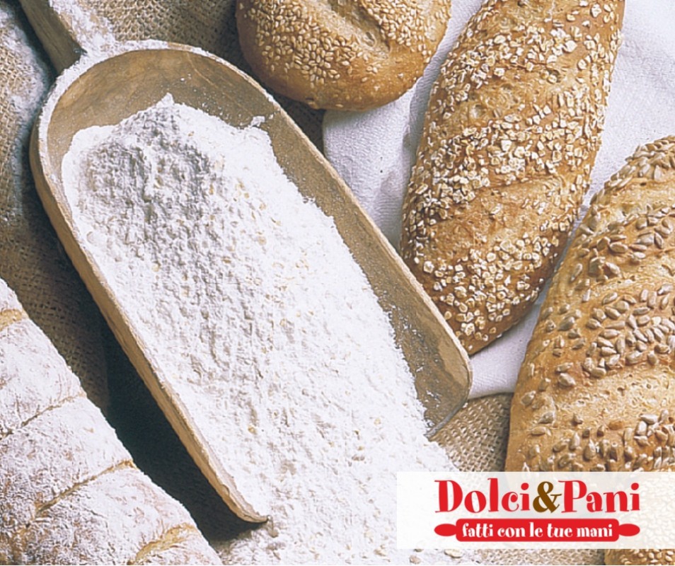 Pane rustico fatto in casa con semi di girasole, sesamo e farine integrali